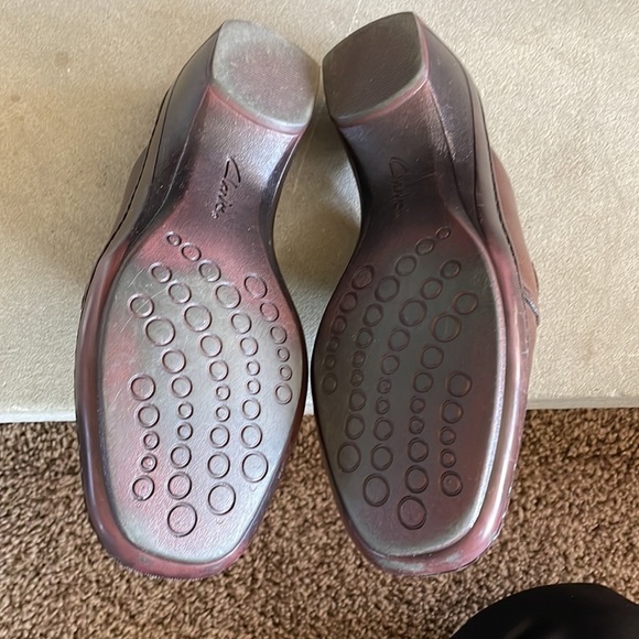 Clarks Embossed Brown Leather Clogs - Picture 7 of 8